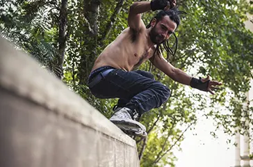 Patines en línea -Chico grindando un muro con patines de agresivo