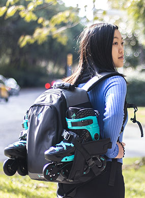 Comprar patines en línea - Chica con una mochila de patines de espaldas