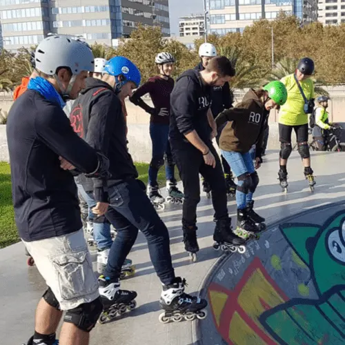 Aprender a Patinar en barcelona - Chicos mirando a una rampa de skatepark con los patines puestos