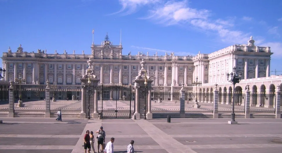 Patinar en Madrid - paseo para patinar en frente del palacio real