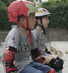 Patines para Niños - dos niños con casco y protecciones mirando a la derecha