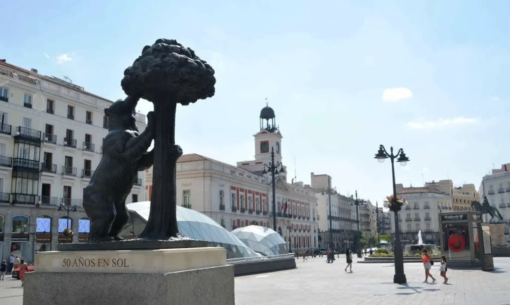Patinar en Madrid - paseo para patinar con la estatua del oso de madrid