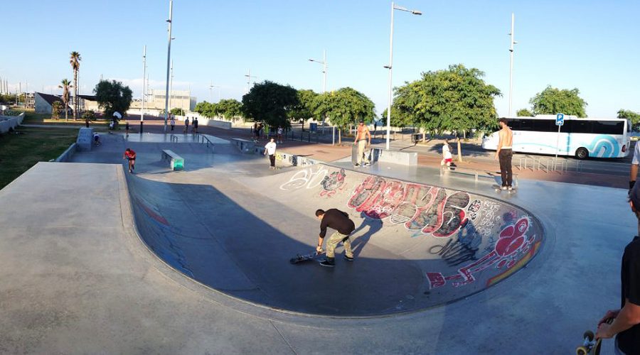 Patinar en Barcelona - skatepark con una bowl