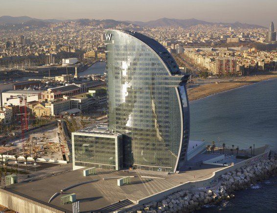 Patinar en Barcelona - Imagen del hotel vela al lado del mar