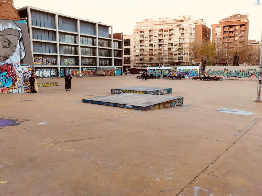 Patinar en Barcelona - skatepark con obstáculos para saltar