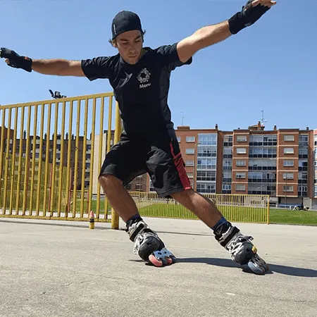 Aprender a patinar en Burgos - Chico derrapando monitor