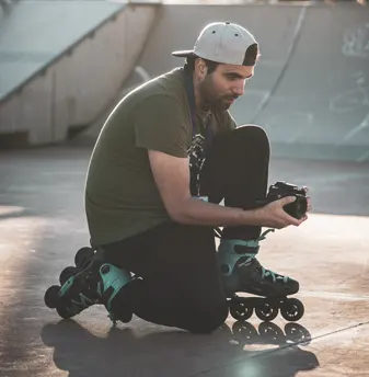 Patines para adultos - Un chico en patines grabando con una cámara